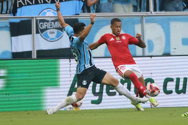 Grêmio atropela o Internacional e vence partida de ida na final do Gauchão Grêmio atropela o Internacional e vence partida de ida na final do Gauchão