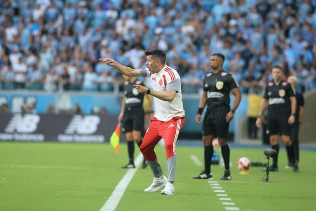 "Gremista atuando como árbitro de vídeo", disse Pezzolano após Gre-Nal "Gremista atuando como árbitro de vídeo", disse Pezzolano após Gre-Nal