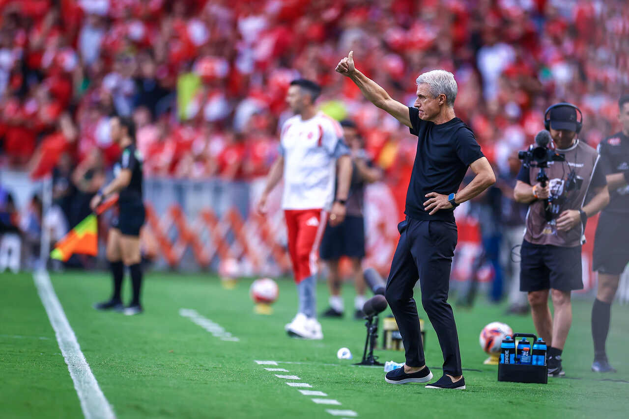 Imagem da noticia Luís Castro celebra título do Grêmio e agradece à torcida: "Somos mais fortes com vocês"