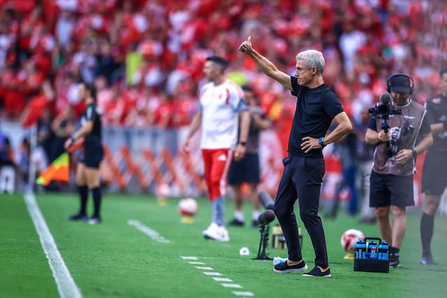 Luís Castro celebra título do Grêmio e agradece à torcida: "Somos mais fortes com vocês" Luís Castro celebra título do Grêmio e agradece à torcida: "Somos mais fortes com vocês"