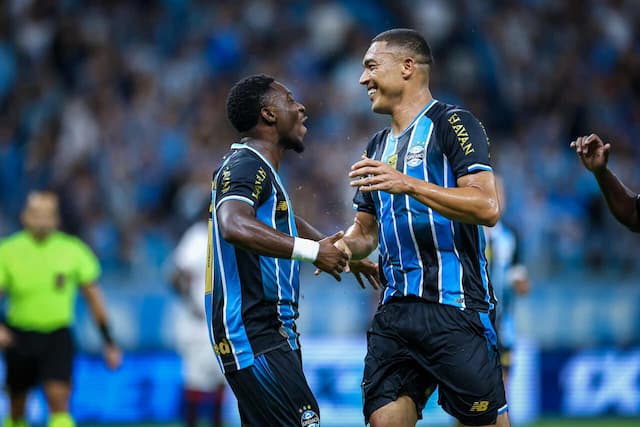 Grêmio bate o Vitória e se mantém perto do G4 no Brasileirão Grêmio bate o Vitória e se mantém perto do G4 no Brasileirão