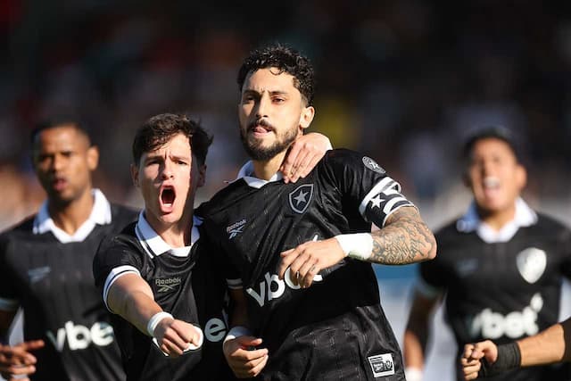 Botafogo vence Bragantino e sai da zona de rebaixamento do Brasileirão Botafogo vence Bragantino e sai da zona de rebaixamento do Brasileirão