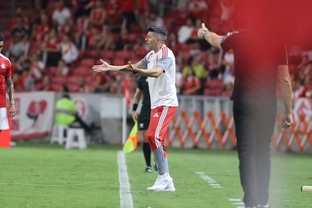 Pezzolano cobre senso de realidade no Inter após empate: ''Vai ser um ano duro'' Pezzolano cobre senso de realidade no Inter após empate: ''Vai ser um ano duro''