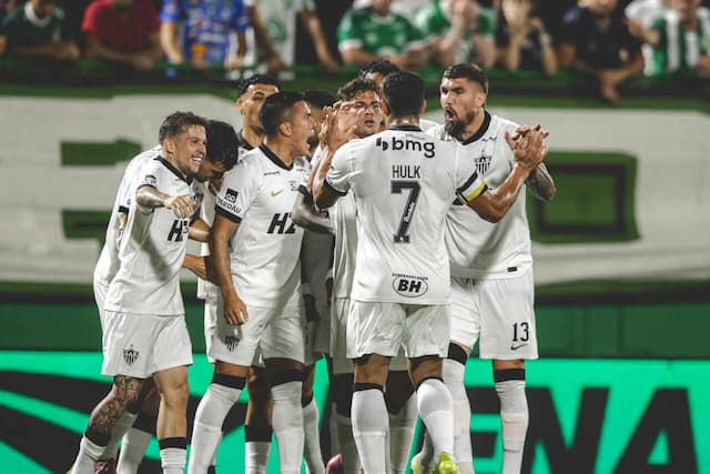Atlético goleia Chapecoense e vence primeira como visitante no Brasileirão Atlético goleia Chapecoense e vence primeira como visitante no Brasileirão