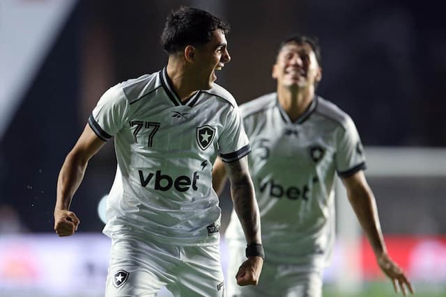 Botafogo vence o Vasco de virada em São Januário Botafogo vence o Vasco de virada em São Januário