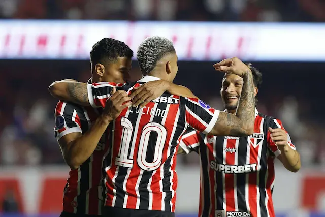 Entre vaias e golaços, São Paulo vence o O’Higgins no Morumbis Entre vaias e golaços, São Paulo vence o O’Higgins no Morumbis
