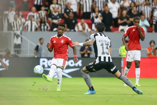 Com tempos distintos, Botafogo e Internacional empatam no Mané Garrincha Com tempos distintos, Botafogo e Internacional empatam no Mané Garrincha