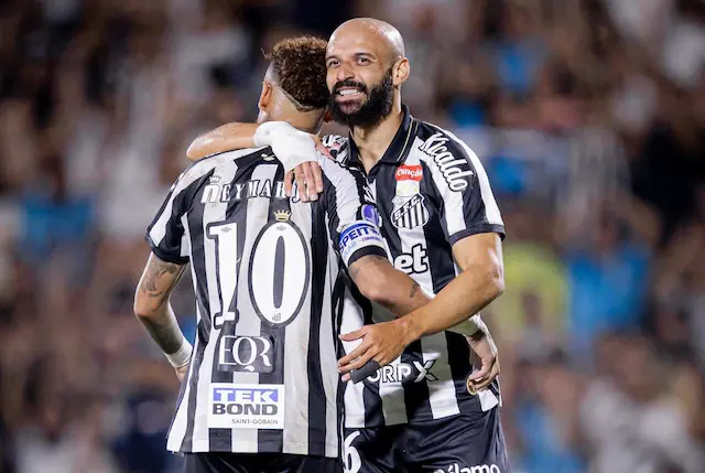Thaciano vira dúvida no Santos para enfrentar o Bragantino Thaciano vira dúvida no Santos para enfrentar o Bragantino