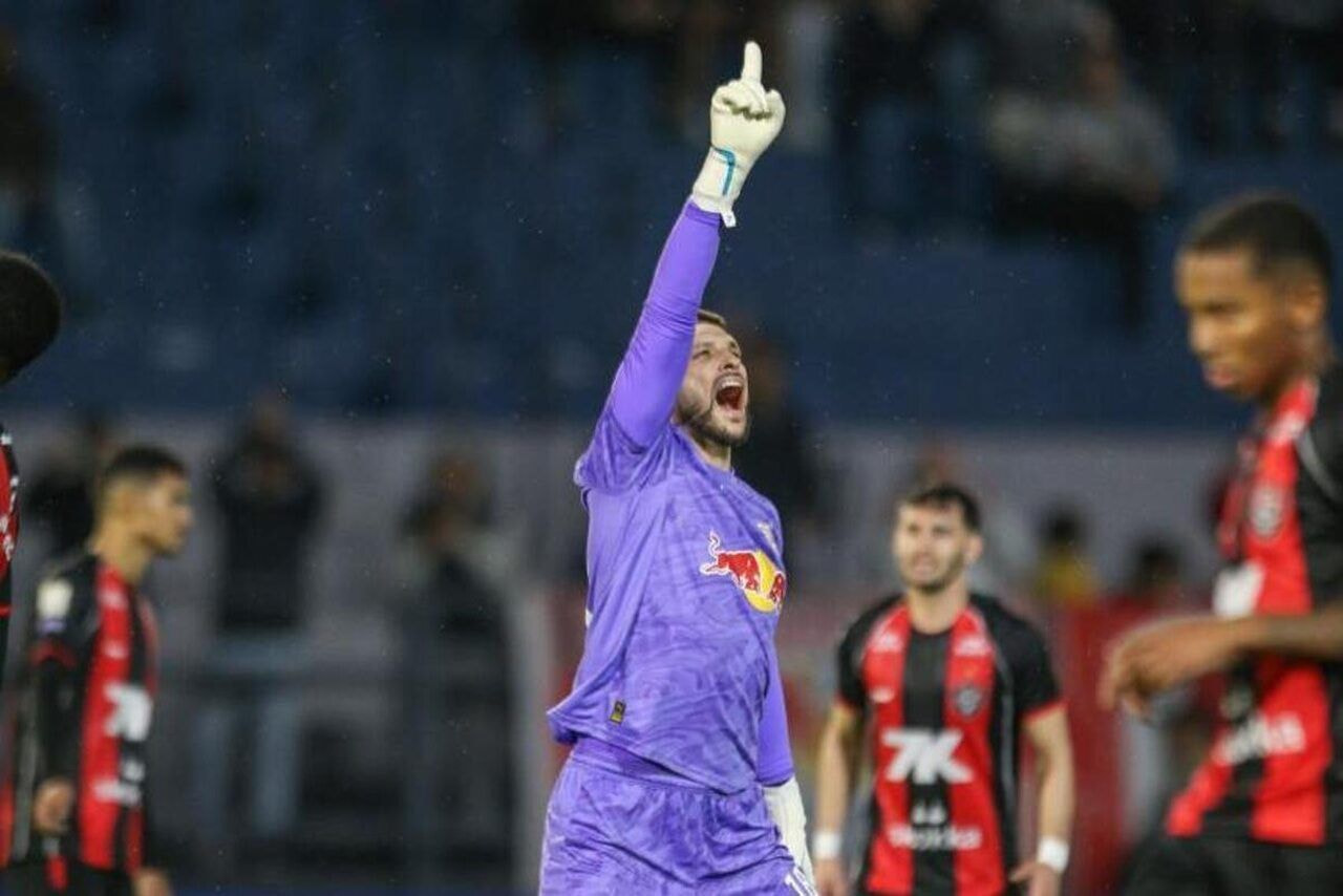 Imagem da noticia Com gol de Tiago Volpi, Bragantino faz dever de casa e bate o Vitória