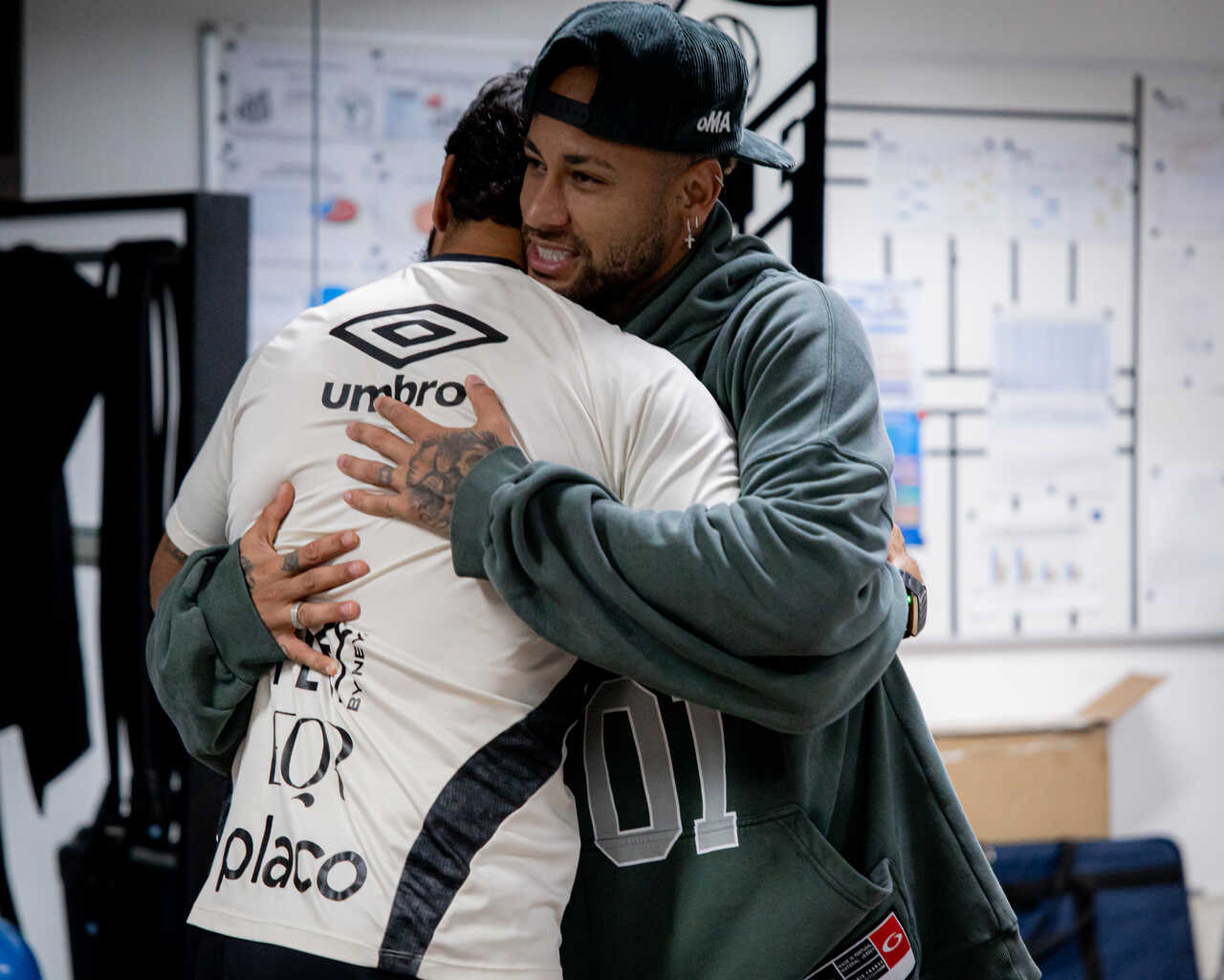 Imagem da noticia Neymar faz discurso e ganha bolo no Santos após convocação para Copa