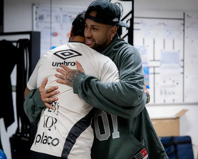 Neymar faz discurso e ganha bolo no Santos após convocação para Copa Neymar faz discurso e ganha bolo no Santos após convocação para Copa