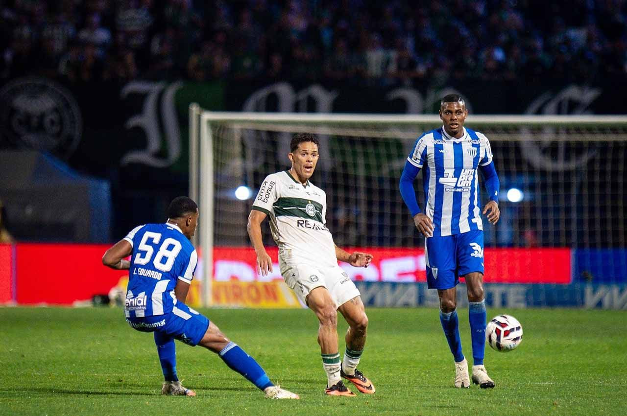 Imagem da noticia Coritiba vence Avaí e dorme na liderança da Série B
