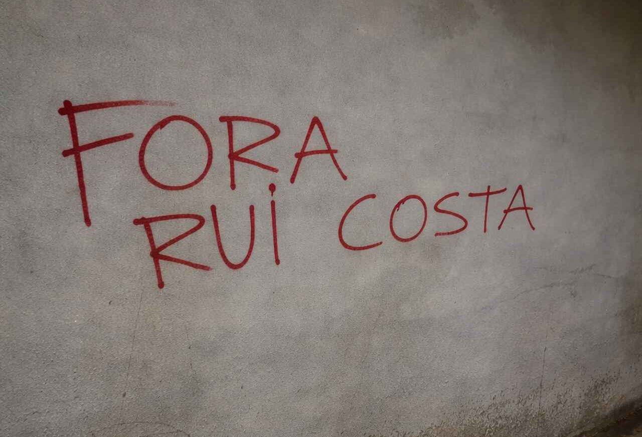 Imagem da noticia Torcida do São Paulo picha muros do Morumbis após derrota para o Palmeiras