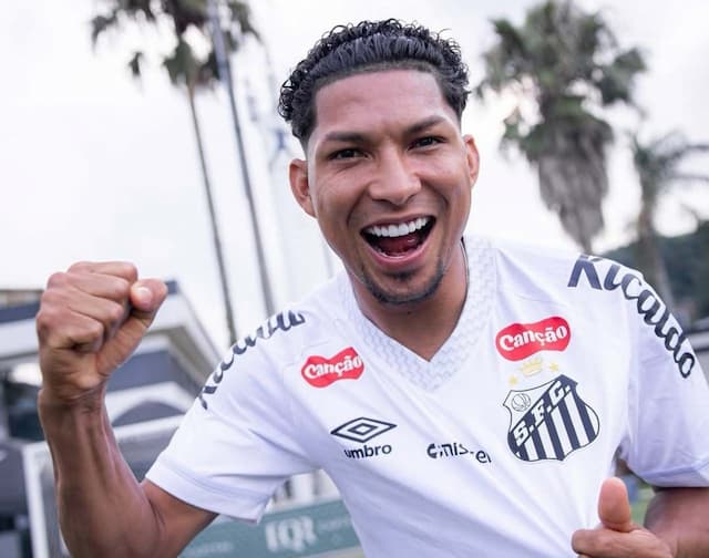 Santos anuncia a contratação do atacante Rony por três temporadas Santos anuncia a contratação do atacante Rony por três temporadas