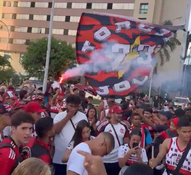 Torcida faz festa na chegada do Flamengo em hotel antes da Supercopa Torcida faz festa na chegada do Flamengo em hotel antes da Supercopa