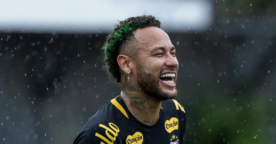 Imagem da noticia Neymar exibe coleção de luxo milionária com Batmóvel, avião e helicóptero