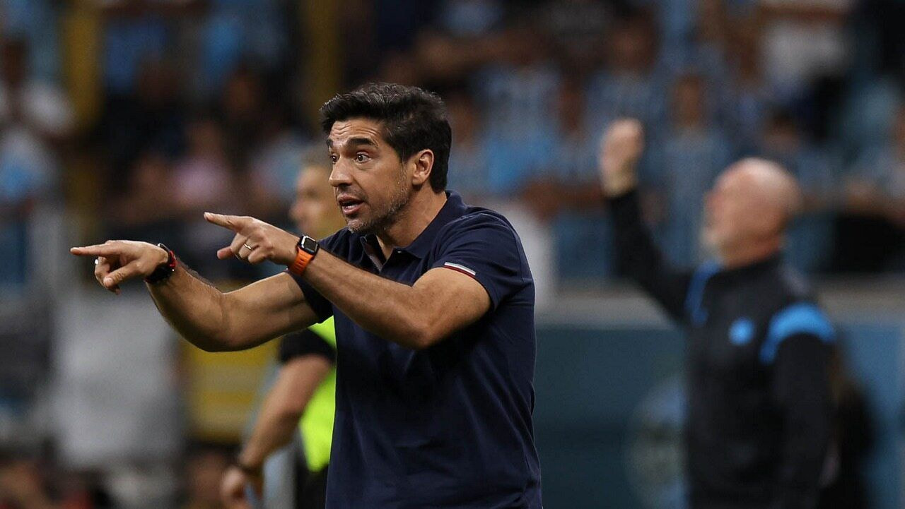 Imagem da noticia Abel lamenta vacilos do Palmeiras e volta a criticar a arbitragem