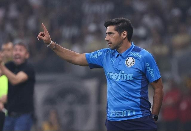 Imagem da noticia Abel pede desculpas após tomar celular de jornalista no Mineirão