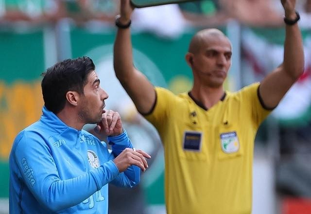 Imagem da noticia Abel Ferreira diz estar p... com a arbitragem: "Me sinto perseguido"