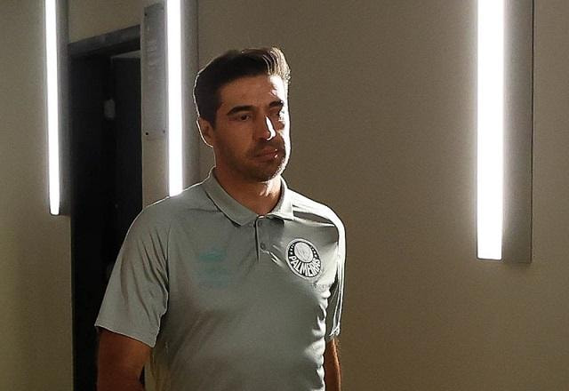 Imagem da noticia Abel Ferreira se esquiva sobre saída do Palmeiras: "Não garanto nada"