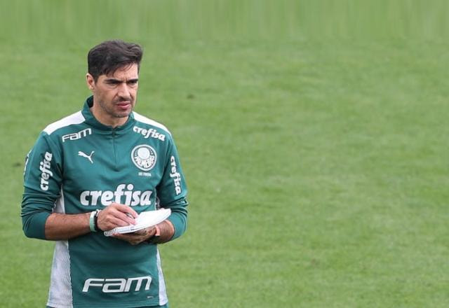 Imagem da noticia Abel liga para se desculpar com repórter por "patada" após Botafogo x Palmeiras