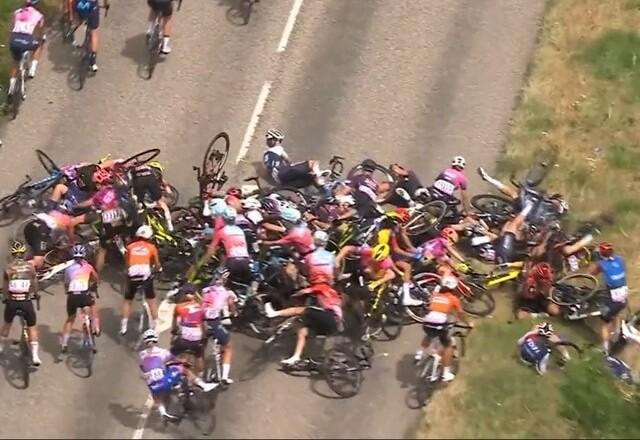 Imagem da noticia Tour da França tem acidente com dezenas de ciclistas; assista