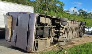 Imagem da noticia Ônibus com torcedores do Bahia tomba a caminho do Recife