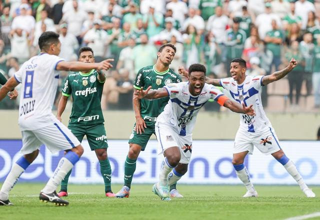 Imagem da noticia Com dois gols de Mezenga, Água Santa bate Palmeiras na ida da final do Paulistão