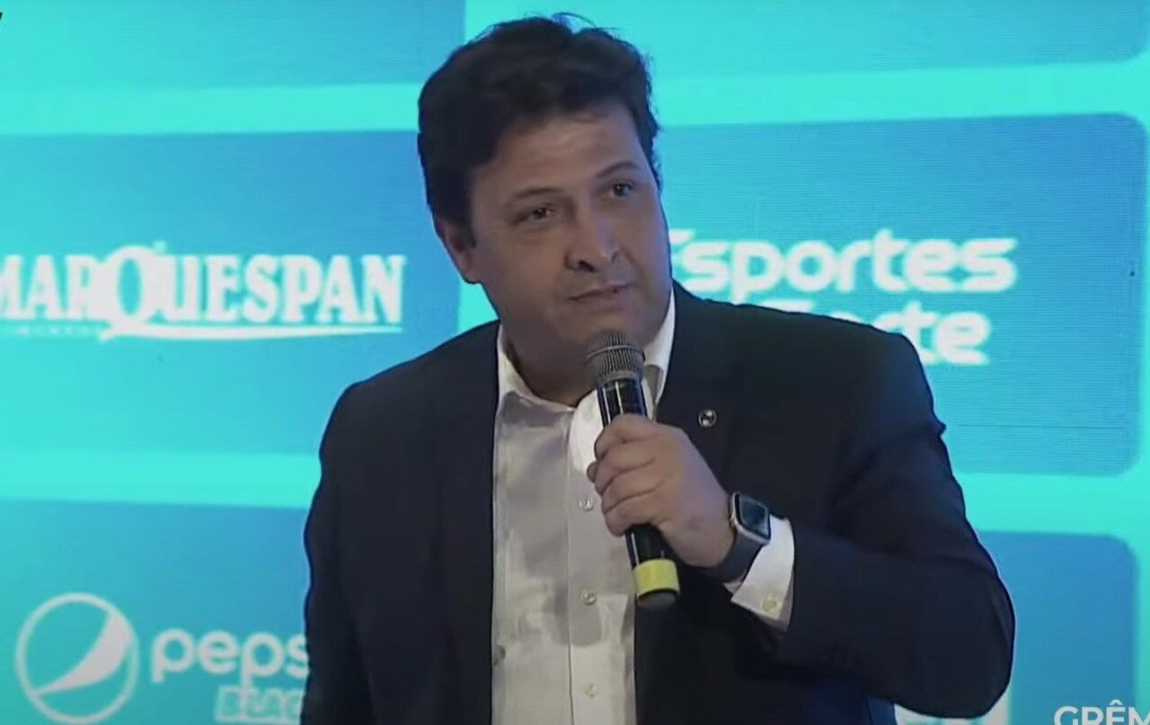 Imagem da noticia Presidente do Grêmio dispara contra arbitragem: "Fomos operados"
