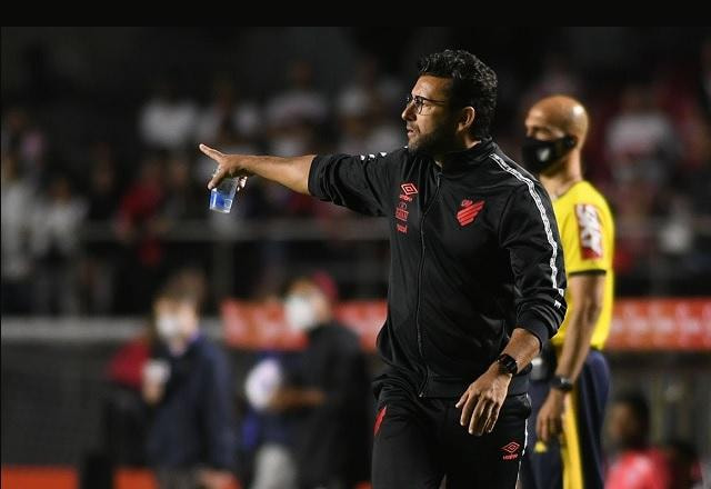 Imagem da noticia Alberto Valentim deixa o Athletico-PR após goleada na estreia do Brasileirão