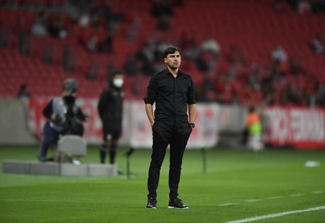 Imagem da noticia Internacional demite técnico Alexander Medina após empate na Sul-Americana