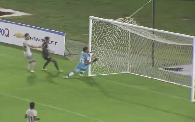 Goleiro é acusado de manipulação de resultado por companheiro de equipe Goleiro é acusado de manipulação de resultado por companheiro de equipe