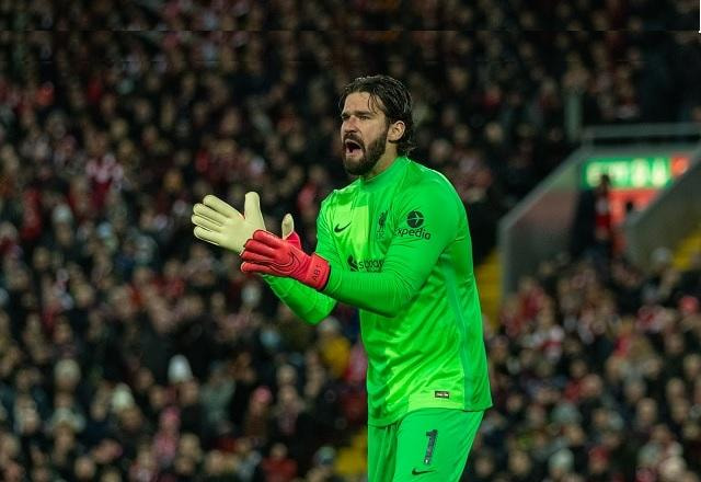 Imagem da noticia Alisson diz que rivalidade "ficou de lado" após homenagem a Cristiano Ronaldo