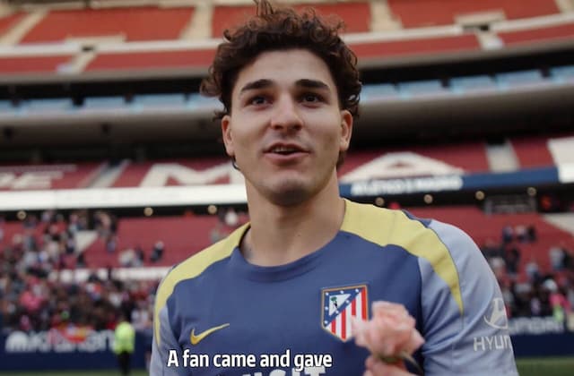 Torcedor emociona Álvarez com pedido especial em treino do Atlético de Madrid Torcedor emociona Álvarez com pedido especial em treino do Atlético de Madrid