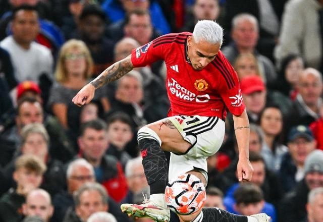 Imagem da noticia Ex-United critica firulas de Antony: "Pensa que é Ronaldinho ou Zidane"