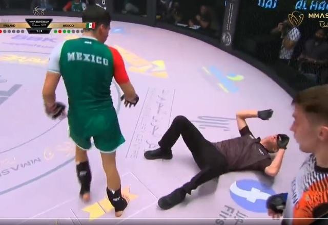 Imagem da noticia Lutador mexicano erra o adversário e nocauteia árbitro; veja!
