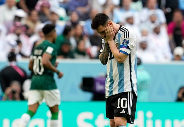 Imagem da noticia Argentina toma virada da Arábia Saudita e protagoniza vexame na estreia da Copa