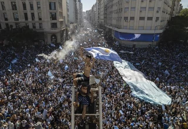 Imagem da noticia Argentinos tomam ruas de Buenos Aires e festejam tri com jogadores