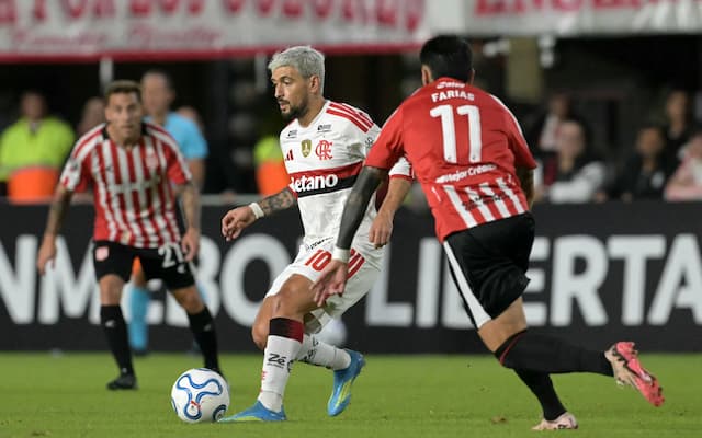 Arrascaeta passa por cirurgia após fratura na clavícula Arrascaeta passa por cirurgia após fratura na clavícula