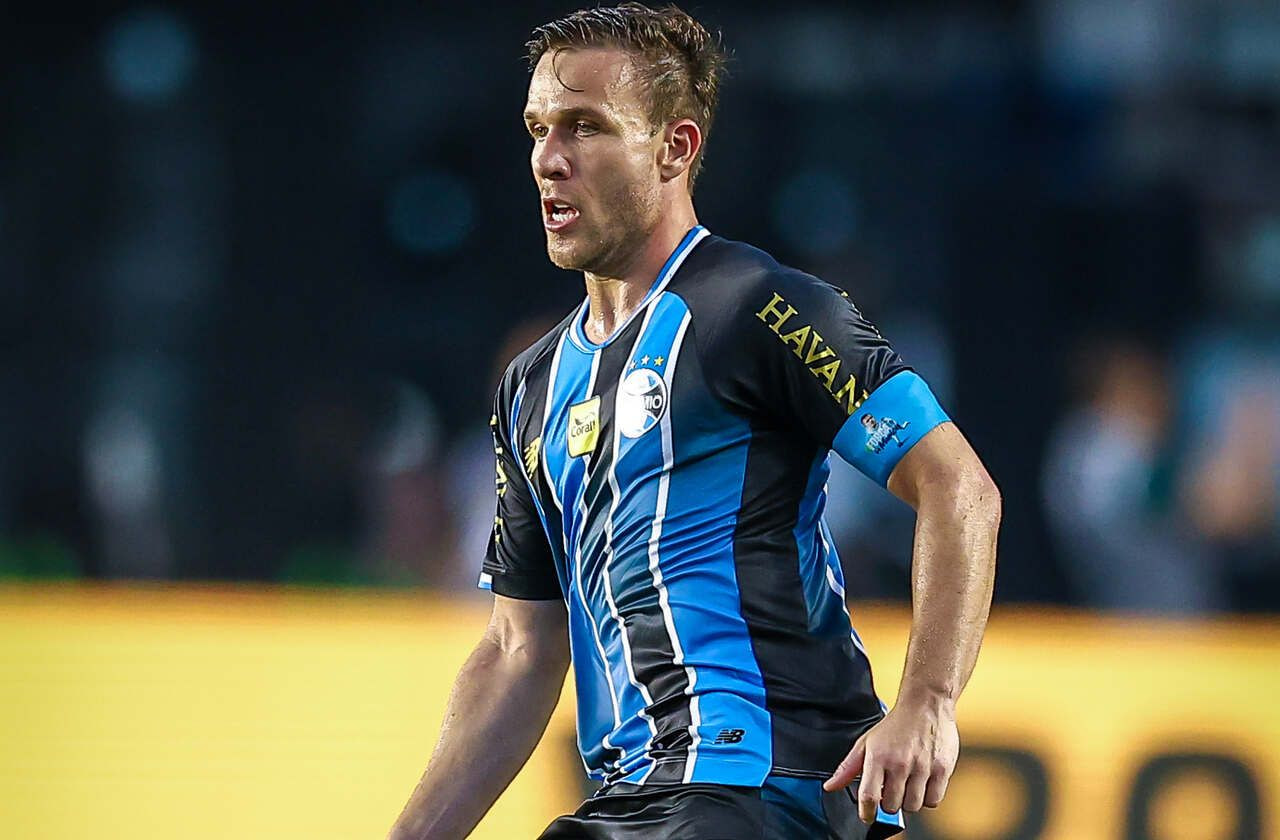 Imagem da noticia Arthur admite retorno precoce de lesão e frisa complexidade de renovação com o Grêmio