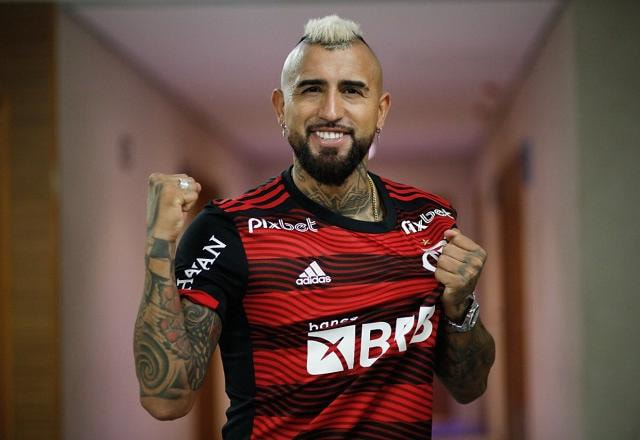 Imagem da noticia Novo reforço do Flamengo, Arturo Vidal lança campanha: "Faz o moicano!"