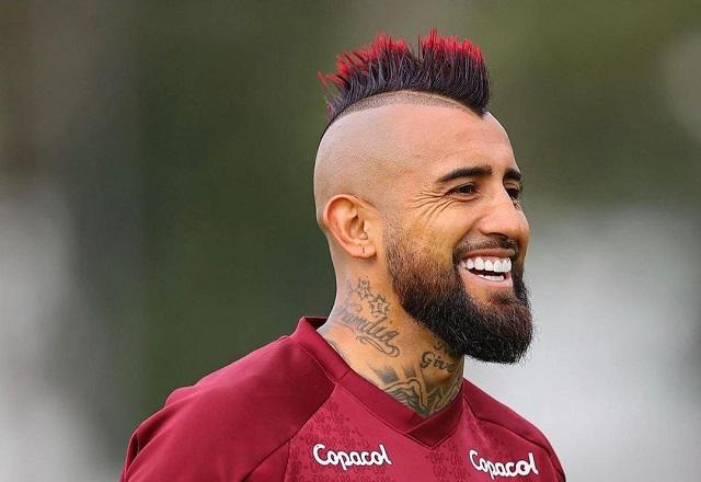 Imagem da noticia Vidal critica técnico holandês e cutuca Sampaoli: "Carecas são complicados"