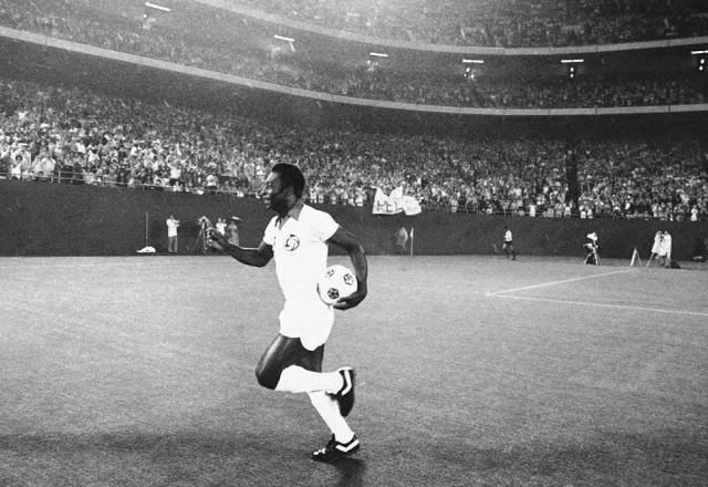 Imagem da noticia Astro do futebol, Pelé só jogou em um clube fora do Brasil