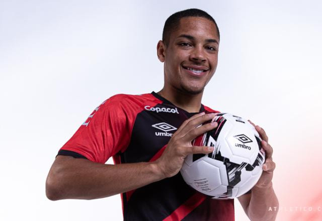 Imagem da noticia Athletico-PR anuncia a contratação do atacante Vitor Roque, ex-Cruzeiro