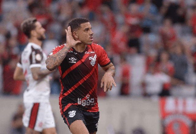 Imagem da noticia Com gol de pênalti, Athletico-PR bate Flamengo pelo Brasileirão