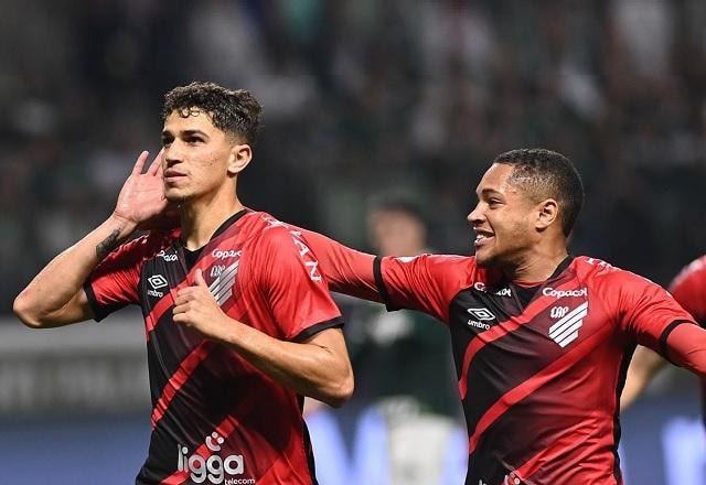 Imagem da noticia Athletico-PR vence Palmeiras, no Allianz Parque, e assume a vice-liderança