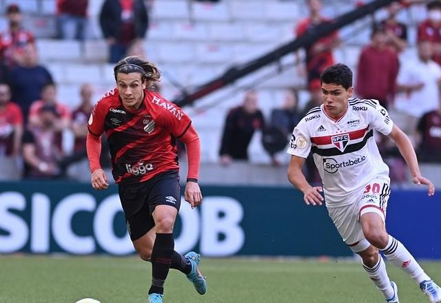 Imagem da noticia Athletico-PR vence o São Paulo e volta ao G4 do Brasileirão