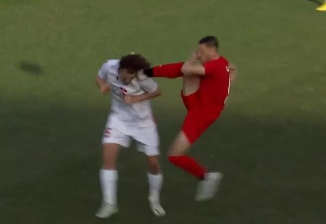 Imagem da noticia Atacante é expulso com apenas cinco segundos de jogo por solada no rosto