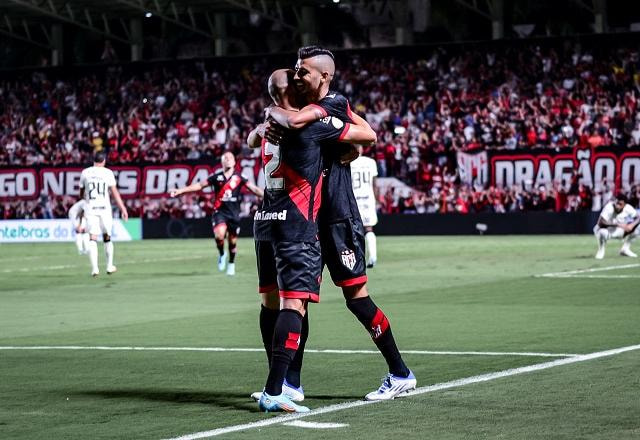 Imagem da noticia Corinthians perde para o Atlético-GO e larga atrás nas quartas da Copa do Brasil