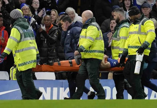 Imagem da noticia Zagueiro do Chelsea leva chute no rosto e desaba no gramado desacordado